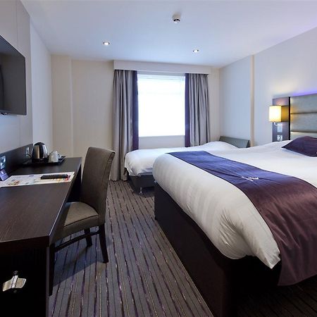 Premier Inn Newbury Town Centre Exterior foto