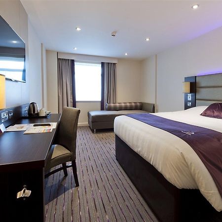Premier Inn Newbury Town Centre Exterior foto