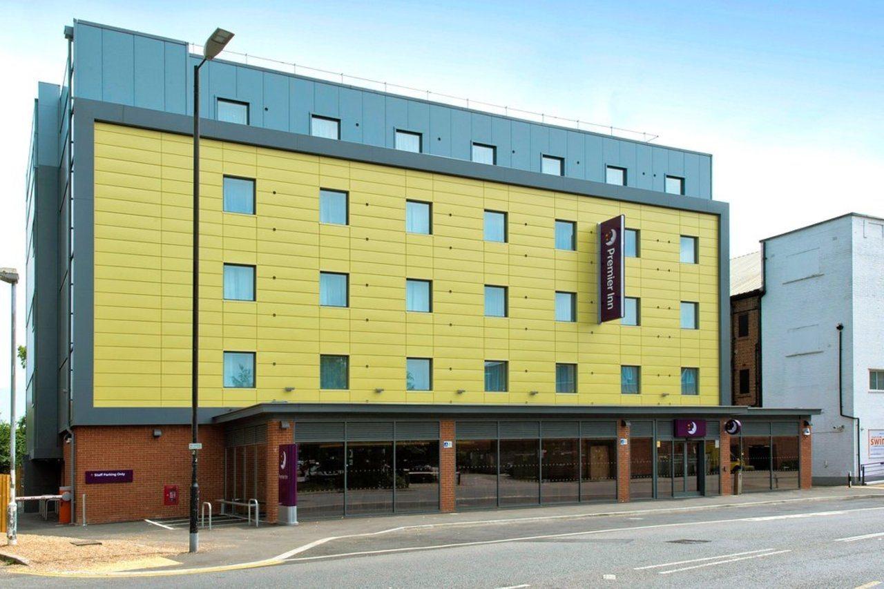 Premier Inn Newbury Town Centre Exterior foto