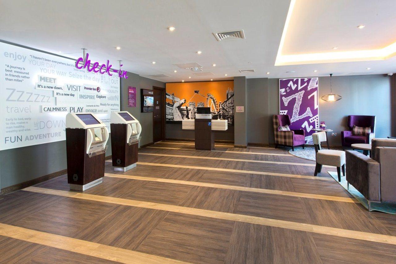 Premier Inn Newbury Town Centre Exterior foto