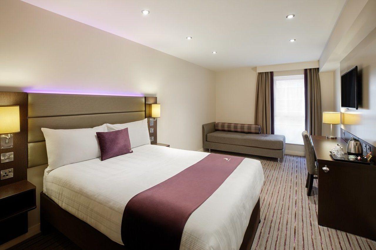 Premier Inn Newbury Town Centre Exterior foto