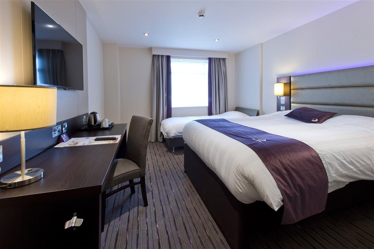 Premier Inn Newbury Town Centre Exterior foto