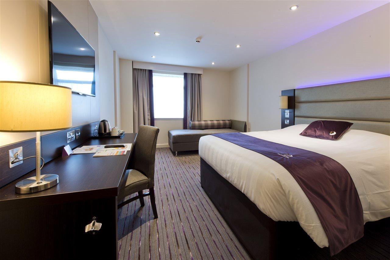 Premier Inn Newbury Town Centre Exterior foto